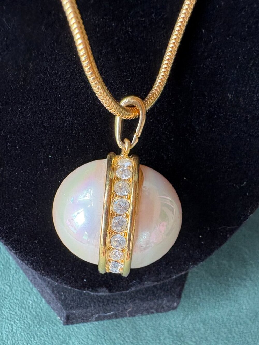 Snake Chain with Big Round Pearlized Pendant